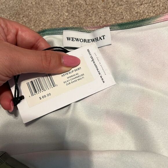 BNWT - WEWOREWHAT ASYMMETRICAL SLIP MINI SKIRT SAGE ROSES - Picture 6 of 6